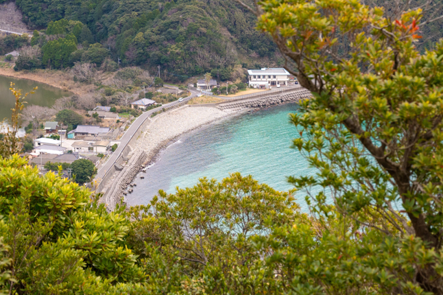 魚貫崎海水浴場を遠見岳から見下ろした