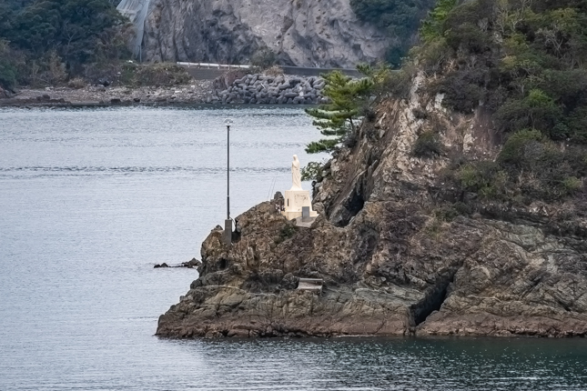 対禁教令のため陸地から見えないところに作ったとか